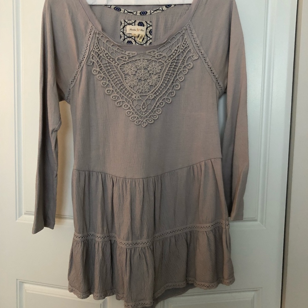 Meadow rue grey flowy top with lace. Anthro, XS